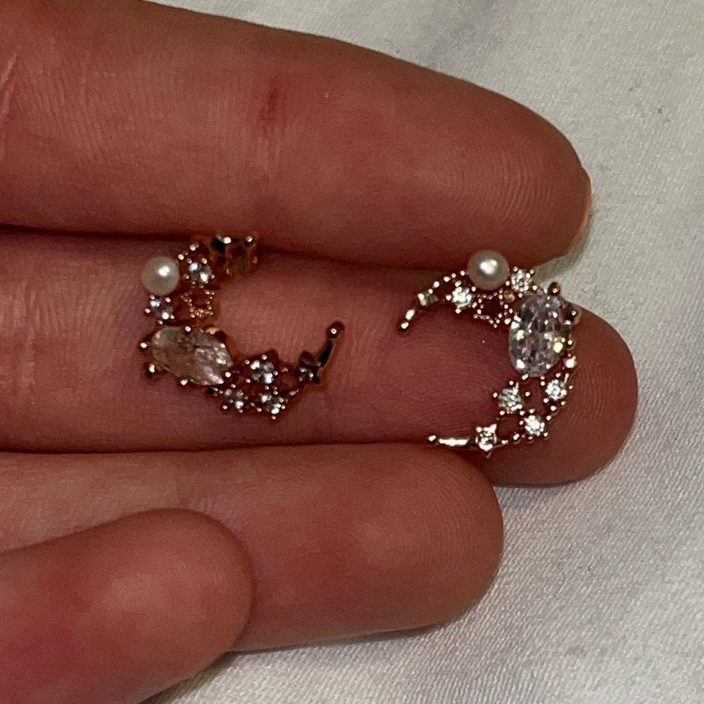Diamant Moon Earrings View 2